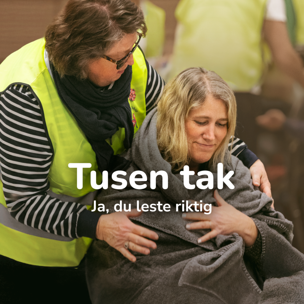 To kvinner med pledd og teksten "Tusen tak Ja, du leste riktig"