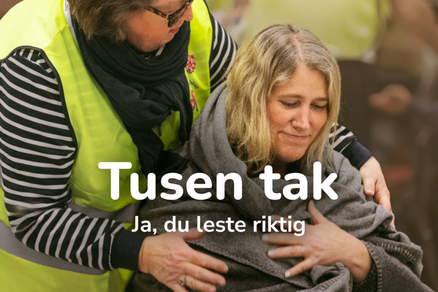 To kvinner med pledd og teksten "Tusen tak Ja, du leste riktig"