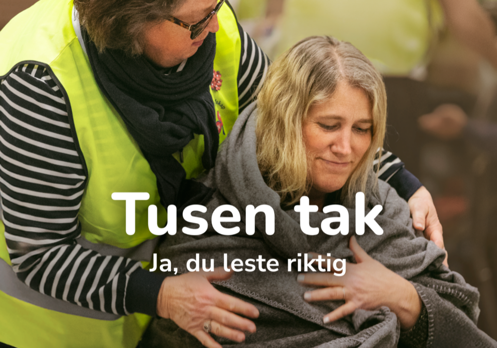 1_1_pledd_m_tekst To kvinner med pledd og teksten "Tusen tak Ja, du leste riktig"